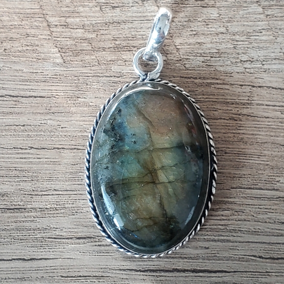 Statement Labradorite Gemstone Pendant set in 925 Sterling Silver Bezel, NWT - Picture 6 of 14